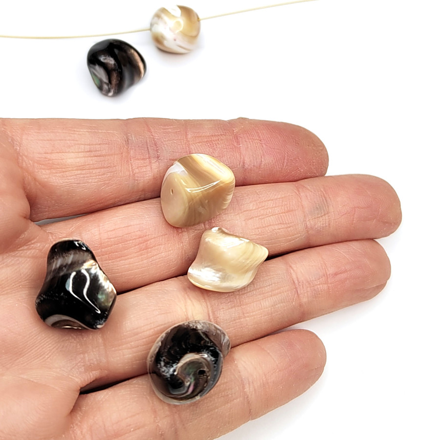 Перламутр натуральный 15х11 мм Галтовка, цвет карамельный, нить 39 см