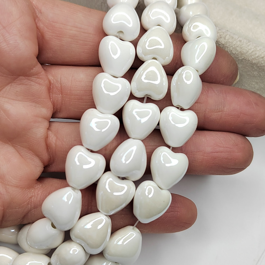 Бусины керамические Сердечко белое 12 мм нить (25 штук)